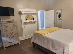 5 bedrooms, iron/ironing board, WiFi, bed sheets