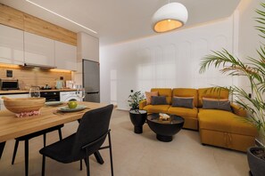Comfort appartement, keuken, uitzicht op de stad | Woonruimte | Een 40-inch flatscreentelevisie met kabelzenders