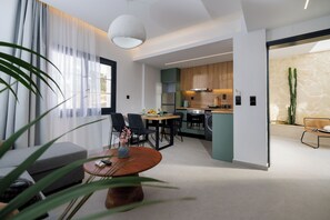 Appartement Deluxe, cuisine, vue ville | Coin séjour