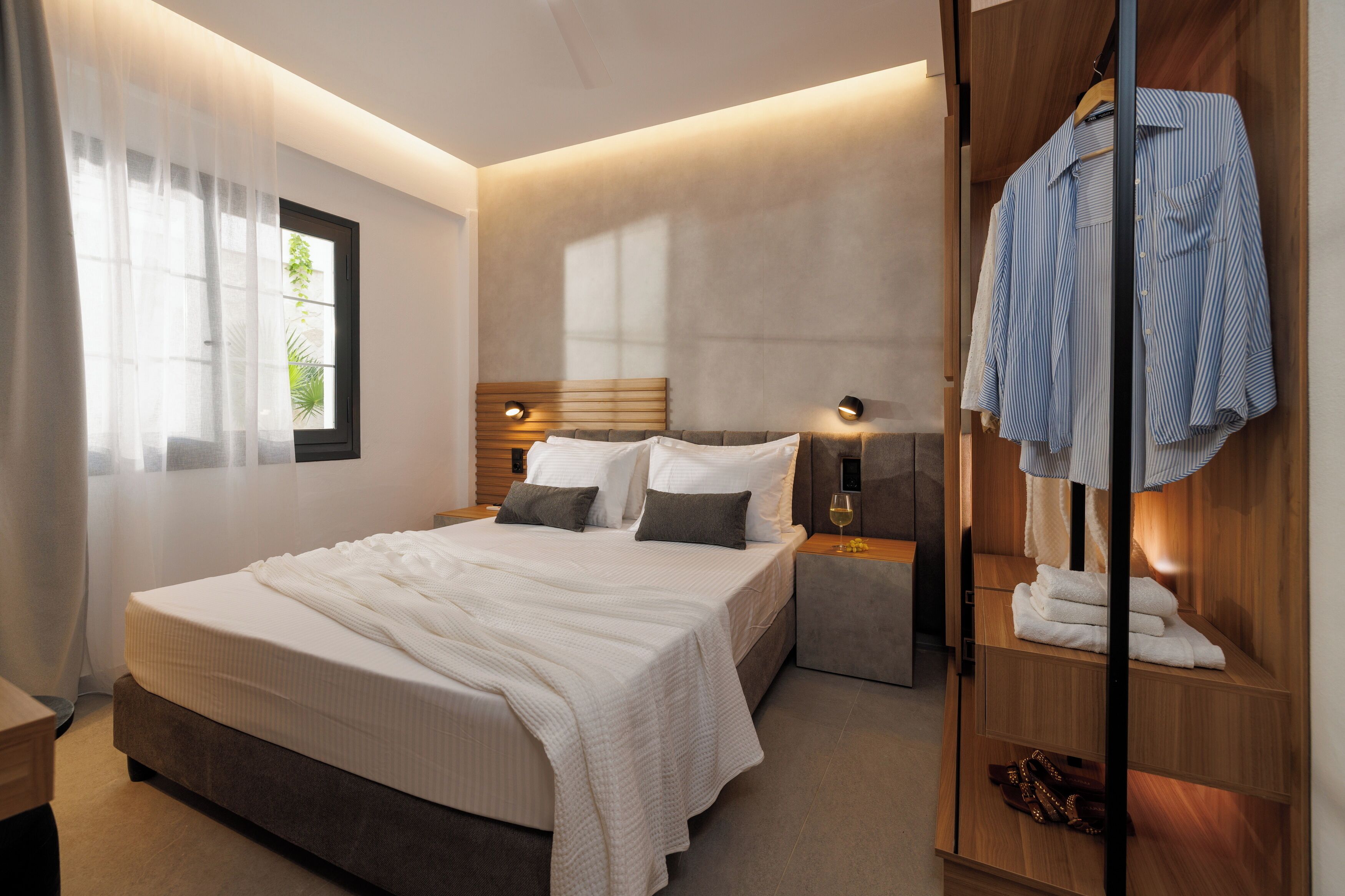 Deluxe-Apartment, Küche, Stadtblick | Bügeleisen/Bügelbrett, kostenloses WLAN