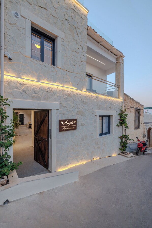 Vista frontal de la propiedad