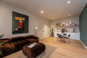 Appartement, vue ville | Coin séjour | TV connectée de 55 pouces avec chaînes par câble, Netflix, livres