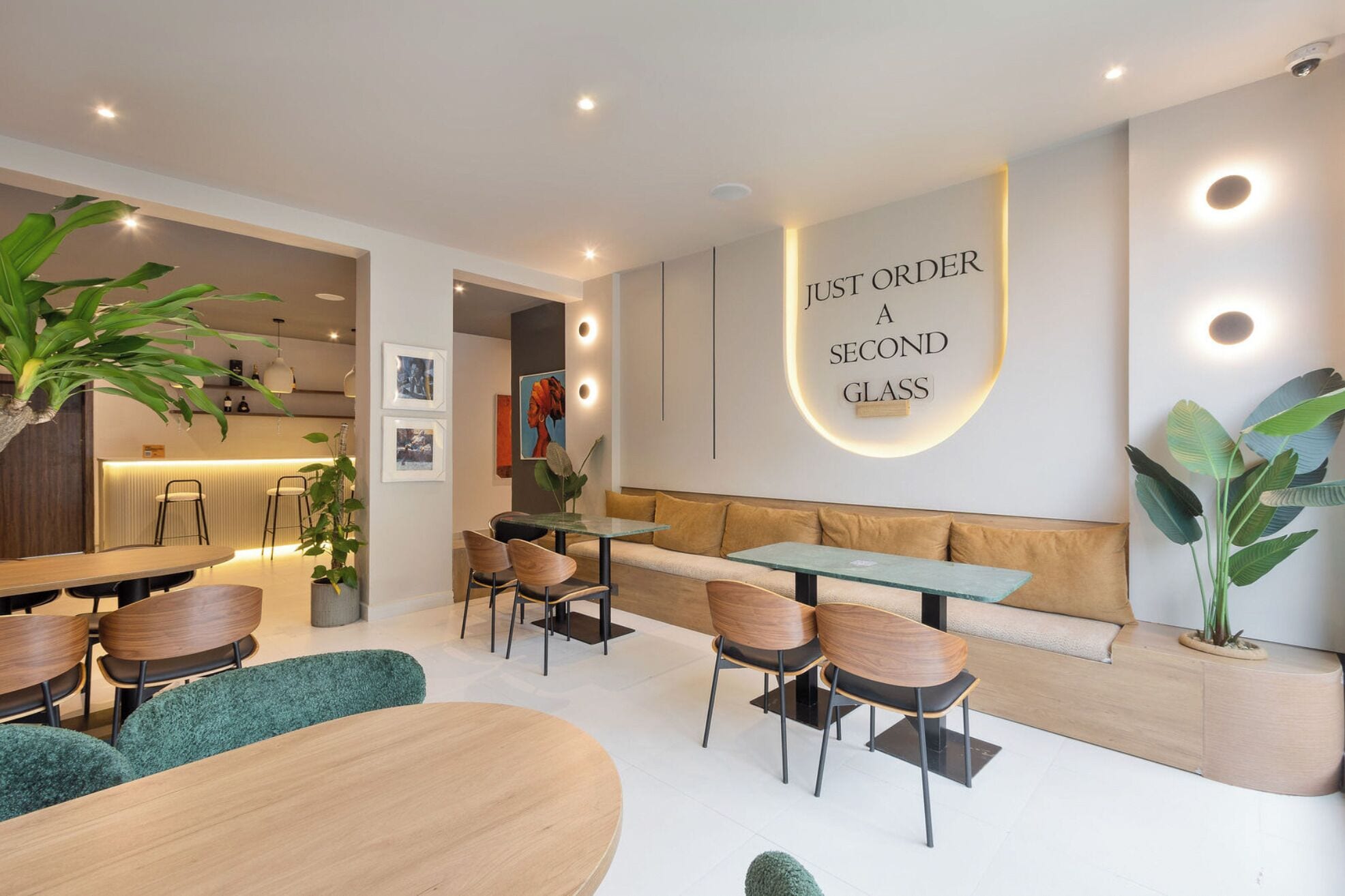 Een modern interieur met een zithoek, een bar en een muur met een rond bord.