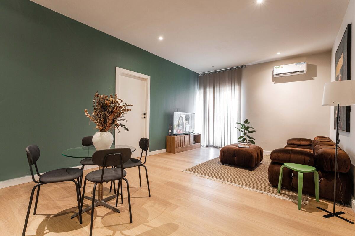 Junior Apartment, City View | Living area | 55-inch Smart TV with cable channels, Netflix, books
