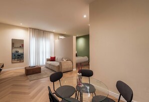 Classic Studio, City View | Living area | 55-inch Smart TV with cable channels, Netflix, books