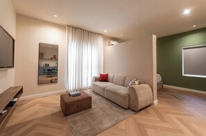 Classic Studio, City View | Living area | 55-inch Smart TV with cable channels, Netflix, books