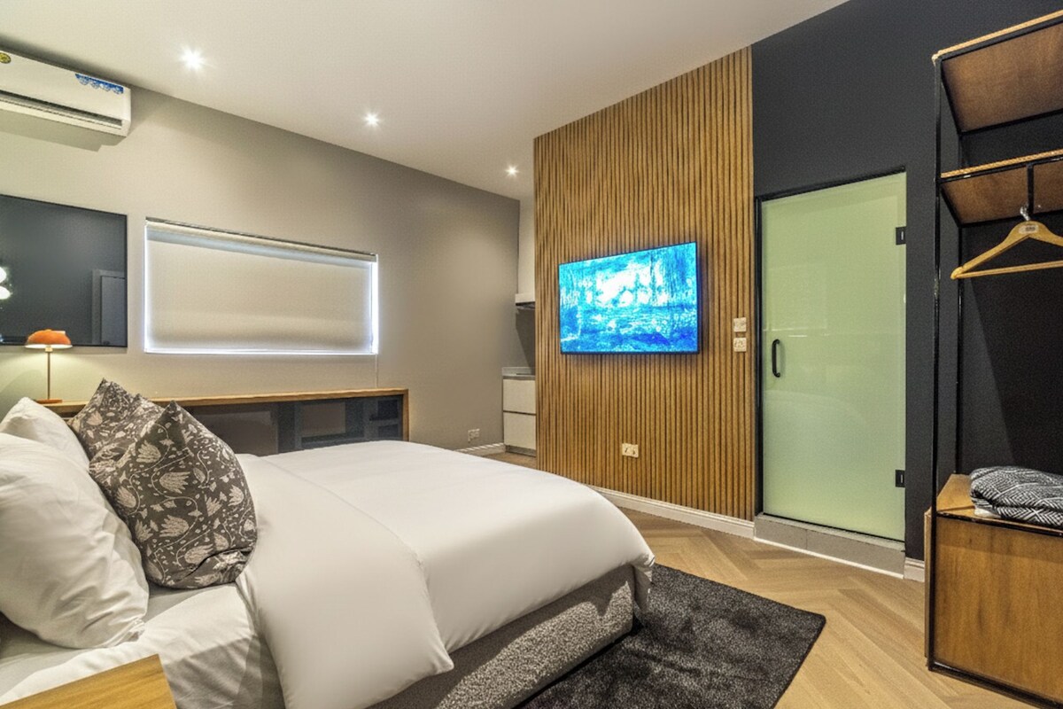 Business Studio | Private kitchen | Mini-fridge, microwave, eco-friendly cleaning products, freezer