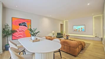 Departamento superior | Área de sala de estar | Smart TV de 55 pulgadas con canales por cable, Netflix y libros