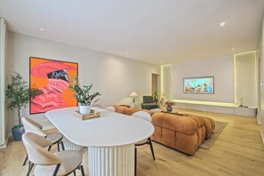 Apartament superior | Sala d'estar | Televisor intel·ligent, Netflix, llibres i serveis de streaming 