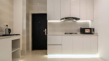 Minikjøleskap og mikrobølgeovn