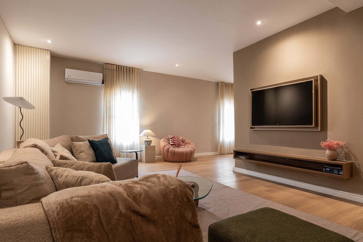 Appartement classique | Aire de séjour | Téléviseur connecté de 55 po avec télévision par cùble, Netflix, livres