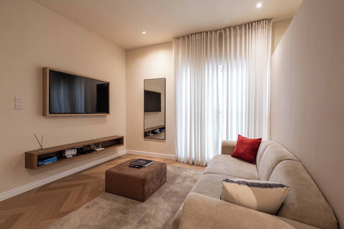 Classic Studio, City View | Living area | 55-inch Smart TV with cable channels, Netflix, books