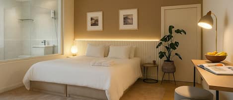 Chambre Deluxe, vue cour intérieure | Draps en coton égyptien, literie de qualité supérieure