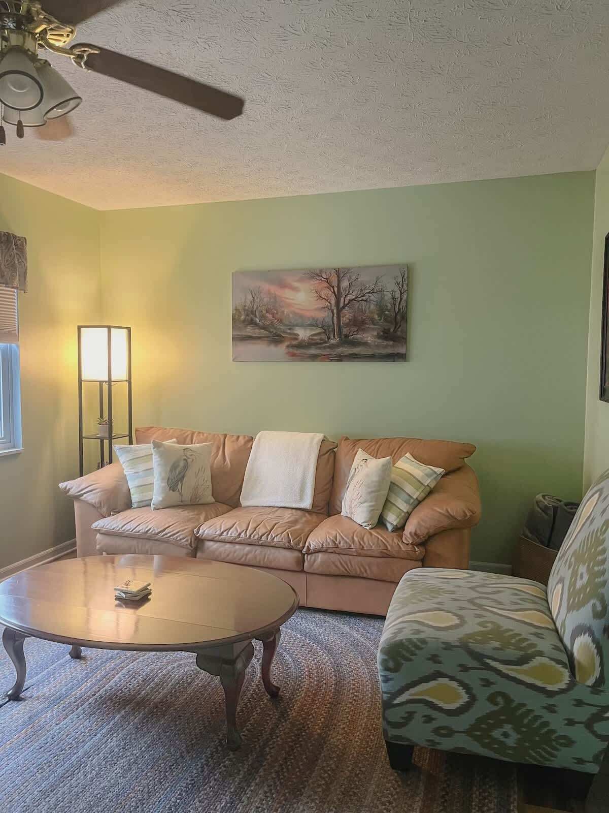 Cottage, 1 giường cỡ queen, bồn tắm nước nóng (Blue Cottage) | Khu phòng khách