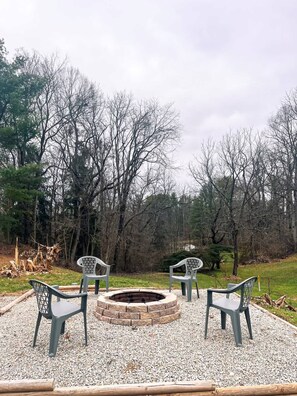 Fireplace - Blue Cottage With Game Room Deck & Hot Tub (Logan)