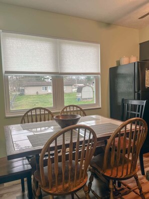 Cottage, 1 Queen Bed, Hot Tub (Blue Cottage) | Dining