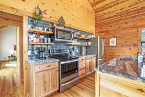 Cabin, nhiều giường, bồn tắm nước nóng (Fern Woods) | Bếp riêng | Tủ lạnh, lò vi sóng, lò nướng, bếp nấu