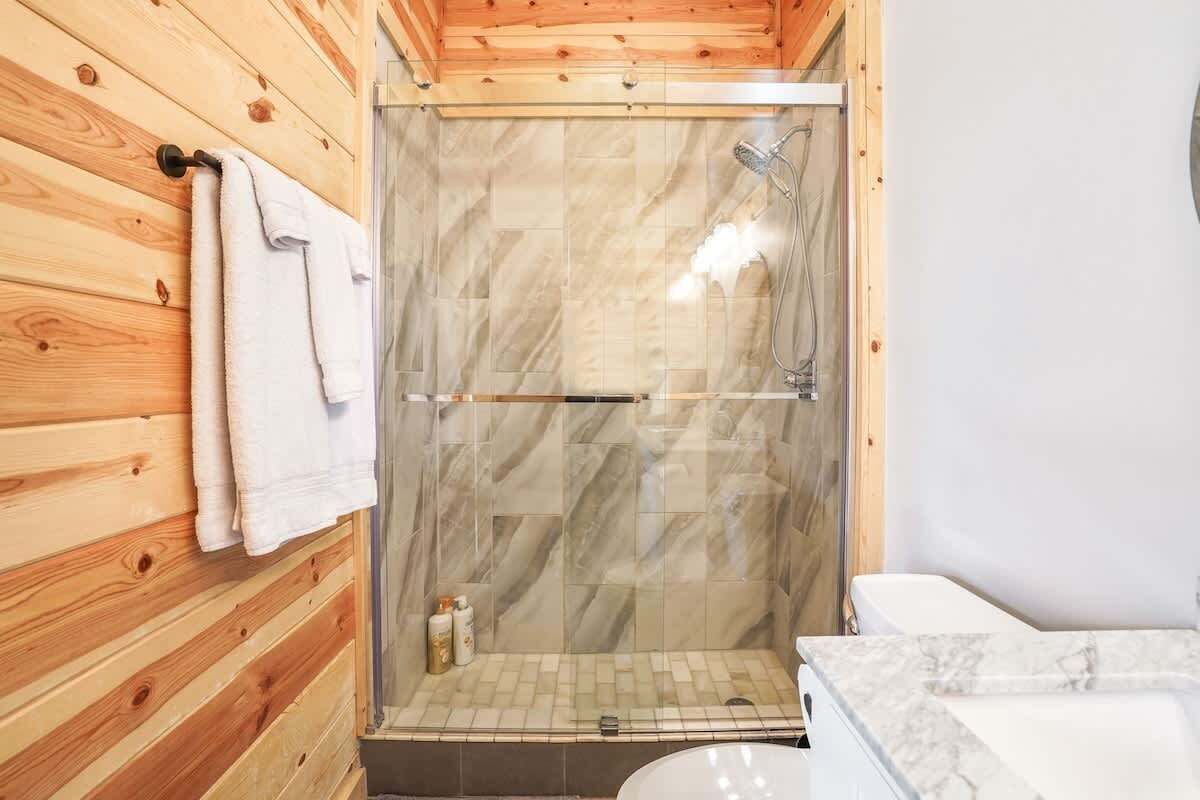 Cabin, nhiều giường, bồn tắm nước nóng (Fern Woods) | Phòng tắm | Khăn tắm 