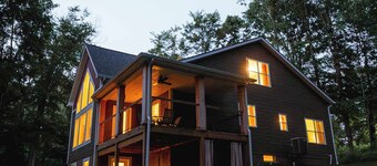 Modern 2 BD Cabin With hot tub & Games & Central Loc