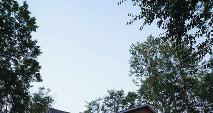 Modern 2 BD Cabin With hot tub & Games & Central Loc