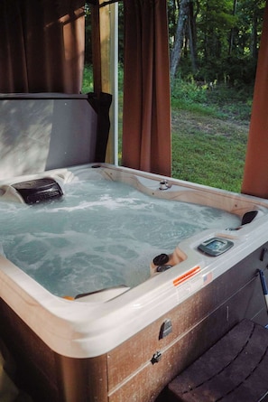 Cabin, Multiple Beds, Hot Tub, Garden View (Ravine Ridge) | Outdoor spa tub