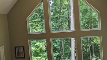 Huisje, Meerdere bedden, bubbelbad, uitzicht op tuin (Ravine Ridge) | Interieur