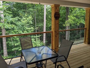 Stuga - flera sängar - bubbelpool - utsikt mot trädgården (Ravine Ridge) | Restaurang utomhus