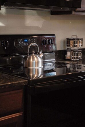 Chalet rustique, Plusieurs lits, baignoire à remous, vue sur le jardin (Ravine Ridge) | Cuisine privée | Réfrigérateur, four à micro-ondes, un four, surface de cuisson