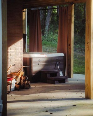 Cabane, plusieurs lits, bain à remous, vue jardin (Ravine Ridge) | Bain à remous extérieur
