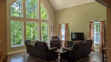 Cabin, Multiple Beds, Hot Tub, Garden View (Ravine Ridge) | Living area