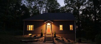 Modern 2 BD Cabin With hot tub & Games & Central Loc