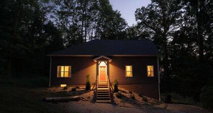 Modern 2 BD Cabin With hot tub & Games & Central Loc