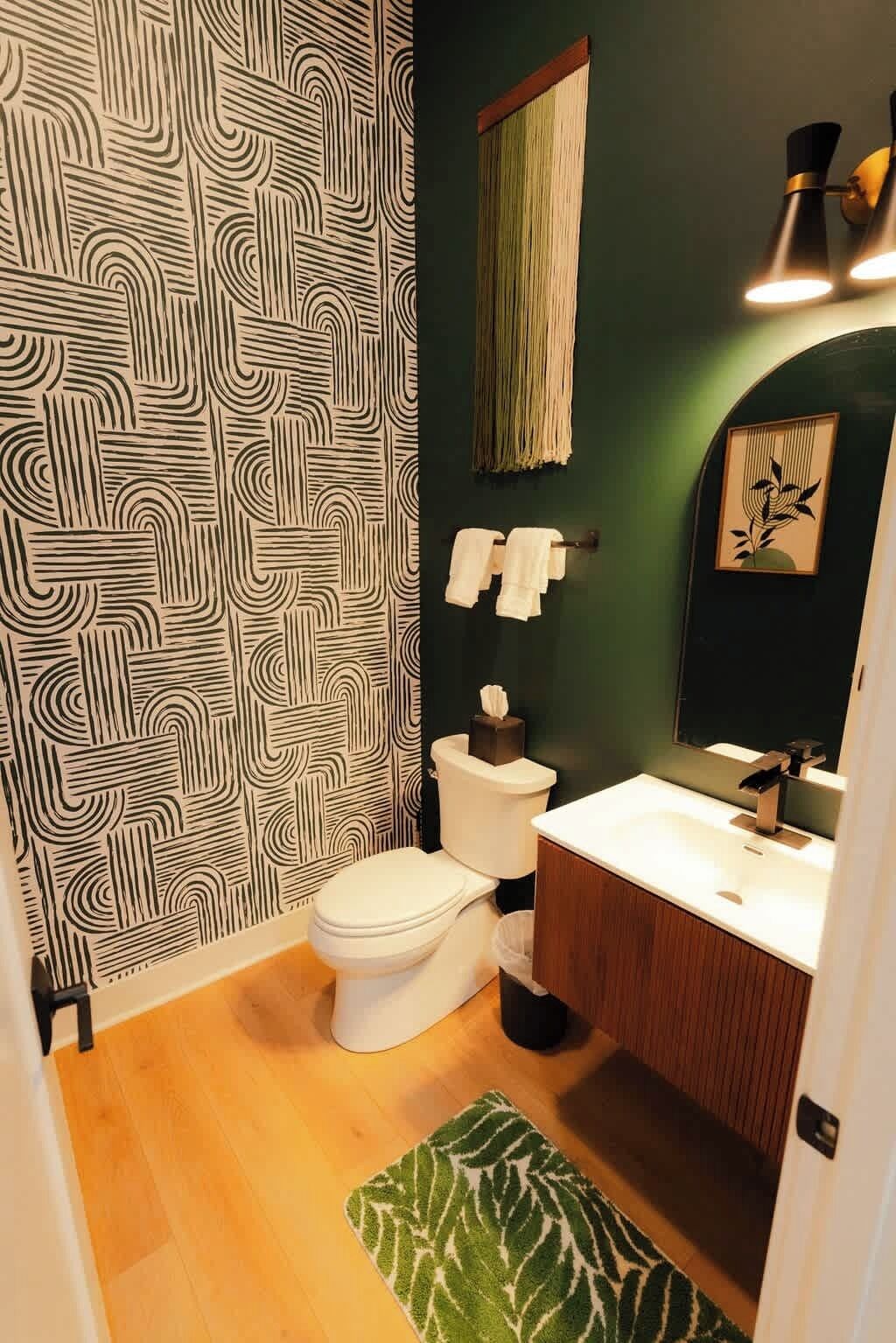 Un baño con papel tapiz estampado, un inodoro, un lavabo y un espejo.
