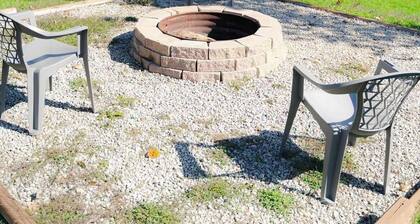 Blue Heron Cottage With Game Room, Deck & Hot Tub