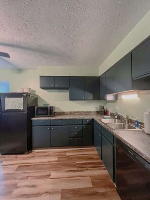 Cottage, Multiple Beds, Hot Tub (Blue Heron) | Private kitchen | Fridge, microwave, oven, stovetop