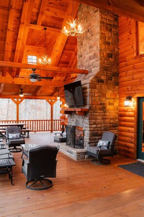 Cabin, Multiple Beds, Hot Tub (Hidden Hills Retreat) | Interior