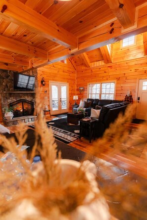 Cabane, plusieurs lits, bain à remous (Hidden Hills Retreat) | Coin séjour | Télévision, cheminée