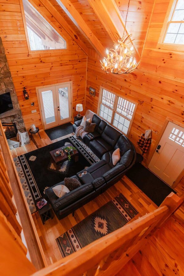 Cabin, nhiều giường, bồn tắm nước nóng (Hidden Hills Retreat) | Khu phòng khách | TV, lò sưởi