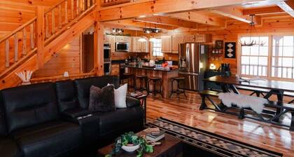 Sleeps 16! Luxury Cabin With Game Room & Hot Tub