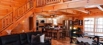 Sleeps 16! Luxury Cabin With Game Room & Hot Tub
