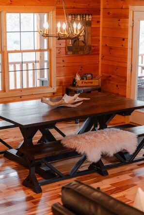 Cabin, Multiple Beds, Hot Tub (Hidden Hills Retreat) | Dining