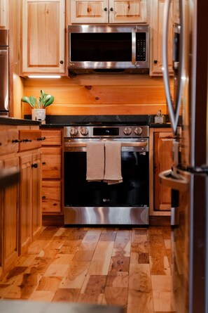 Cabane, plusieurs lits, bain à remous (Hidden Hills Retreat) | Cuisine privée | Réfrigérateur, micro-ondes, four, plaque de cuisson