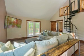 Cabin, nhiều giường, bồn tắm nước nóng (Tranquil Heights) | Khu phòng khách