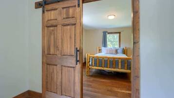 Cabin, Multiple Beds, Hot Tub (Tranquil Heights)