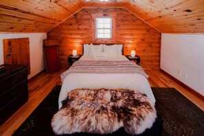 Chalet rustique, Plusieurs lits, baignoire à remous (O'Hara) | 3 chambres, décor unique, ameublement unique, literie fournie