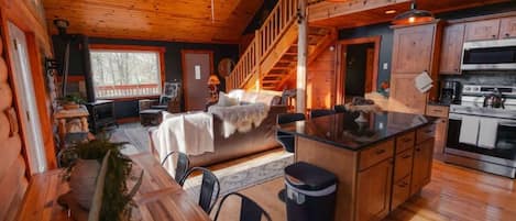 Cabaña, varias camas, hidromasaje (O'Hara) | Área de sala de estar | Chimenea