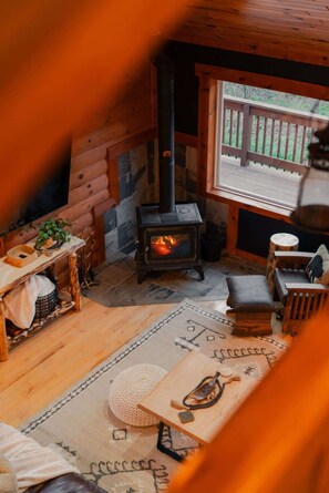 Cabaña, varias camas, hidromasaje (O'Hara) | Área de sala de estar | Chimenea