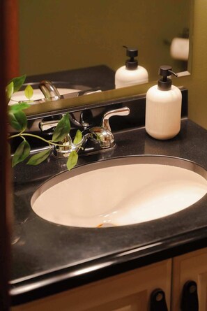 小屋, 2 张大床, 热水浴缸 (Rocky Ridge) | 浴室 | 毛巾