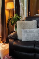 Cabaña, 2 camas de matrimonio, bañera de hidromasaje (Rocky Ridge) | Zona de estar