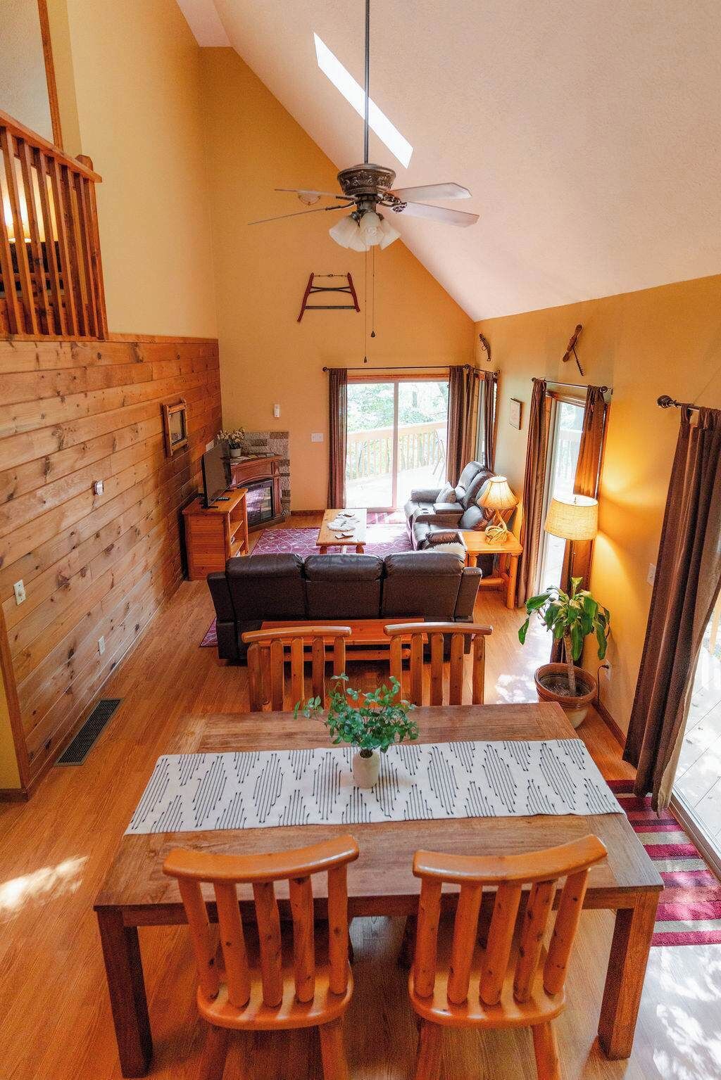 Cabin, 2 Queen Beds, Hot Tub (Rocky Ridge) | Living area